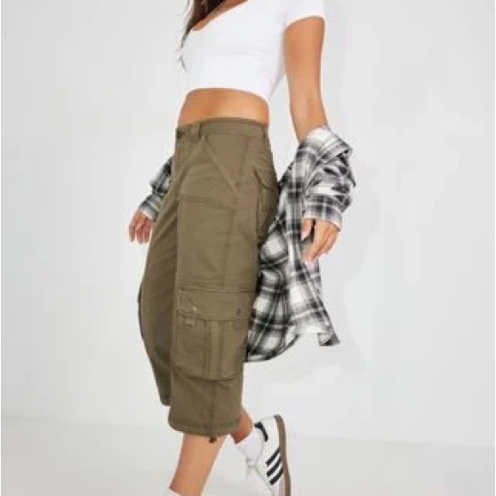 Levi's army green cargo capri size 5 (women's size small)